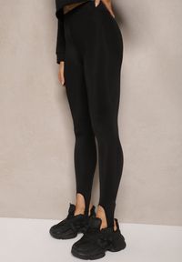 Renee - Czarne Casualowe Legginsy High Waist Zakończone Antypoślizgową Gumką Zakładaną na Piętę Elanielle. Okazja: na co dzień. Stan: podwyższony. Kolor: czarny. Materiał: skóra, materiał. Styl: casual