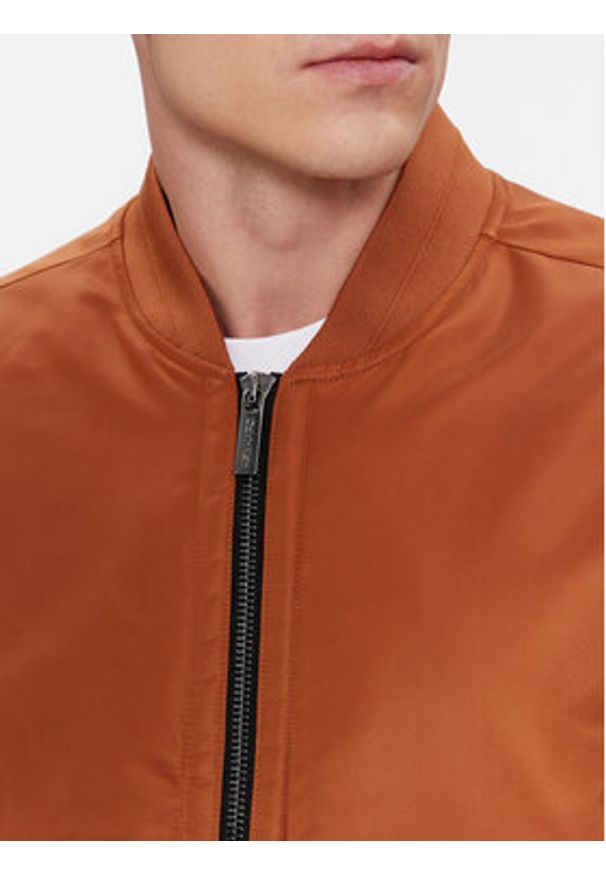 Calvin Klein Kurtka bomber Recycled Sateen Hero Bomber K10K109907 Brązowy Regular Fit. Kolor: brązowy. Materiał: syntetyk