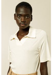 IVY & OAK - Ivy Oak T-shirt Kamee damski kolor kremowy z kołnierzykiem. Okazja: na co dzień. Kolor: beżowy. Materiał: materiał, włókno. Styl: casual #1