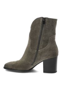 Zielone Botki Karino Modne Obuwie Jesienne. Kolor: zielony. Materiał: jeans, welur, zamsz, materiał. Sezon: jesień. Obcas: na obcasie. Styl: elegancki. Wysokość obcasa: średni #8