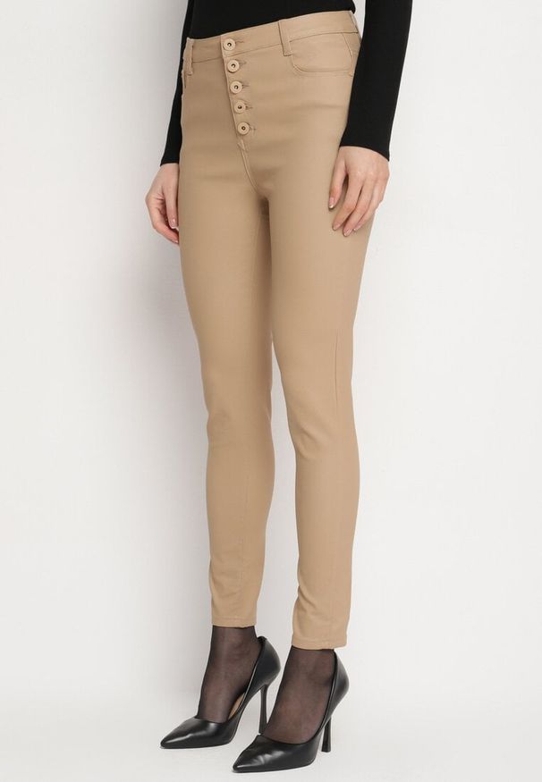 Born2be - Ciemnobeżowe Modelujące Spodnie Skinny z Imitacji Skóry Natividade. Okazja: na co dzień. Kolor: beżowy. Materiał: skóra. Wzór: aplikacja. Styl: wizytowy, casual, elegancki