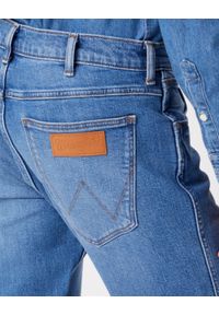 Wrangler - Spodnie jeansowe męskie WRANGLER GREENSBORO NEW FAVORITE. Okazja: na co dzień, na spacer, do pracy. Kolor: niebieski. Materiał: jeans. Styl: casual #4