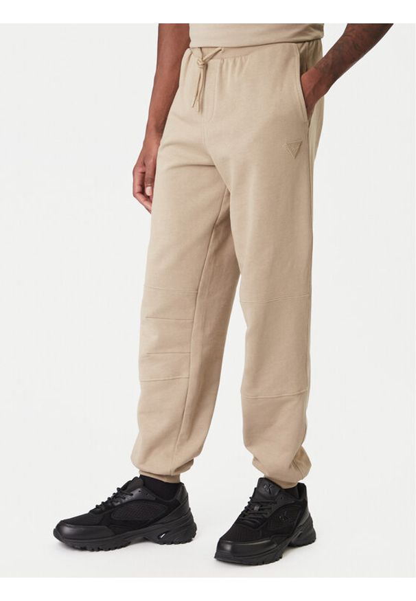 Guess Spodnie dresowe Z6RB03 K9YI1 Beżowy Regular Fit. Kolor: beżowy. Materiał: bawełna
