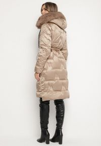 Born2be - Ciemnobeżowa Pikowana Kurtka o Długim Kroju ze Ściągaczem w Talii i Kapturem Galita. Okazja: na co dzień. Kolor: beżowy. Materiał: poliester, dzianina, jeans, futro. Długość: długie. Styl: casual, elegancki #3