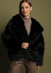 Born2be - Czarna Kurtka Futerko z Kapturem i Kieszeniami Acantte. Okazja: na co dzień. Typ kołnierza: kaptur. Kolor: czarny. Materiał: futro. Styl: casual, elegancki