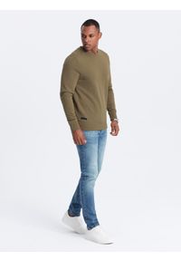 Ombre Clothing - Męska nierozpinana dresowa bluza BASIC – oliwkowa V2. Okazja: na co dzień. Kolor: oliwkowy. Materiał: dresówka. Wzór: gładki. Styl: klasyczny, casual #3