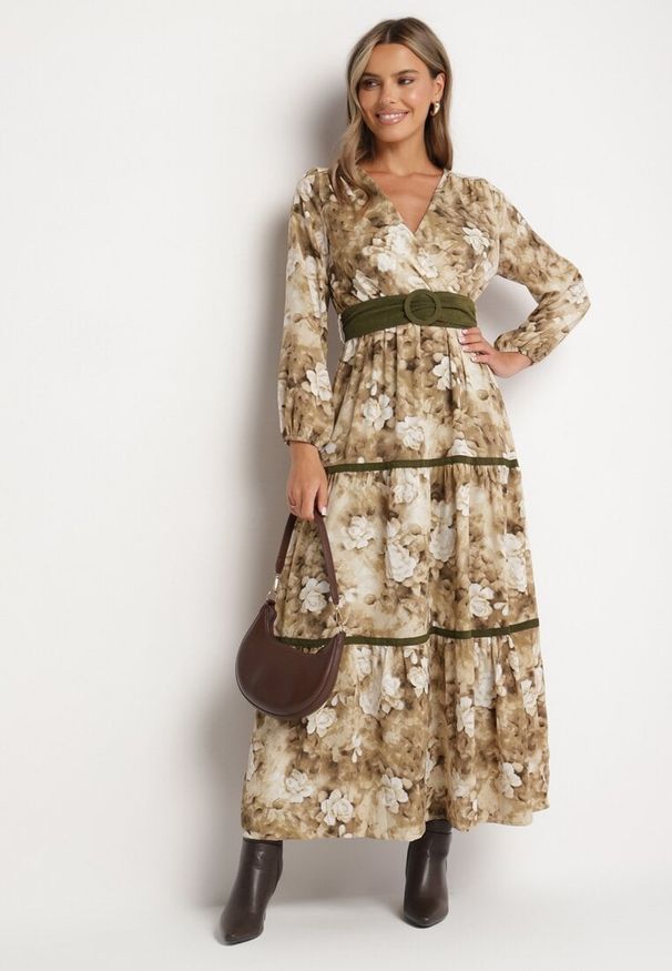 Born2be - Beżowa Kopertowa Rozkloszowana Sukienka Ozdobiona Paskiem i Falbanami Fezisia. Kolor: beżowy. Materiał: skóra. Wzór: aplikacja. Typ sukienki: kopertowe. Styl: elegancki