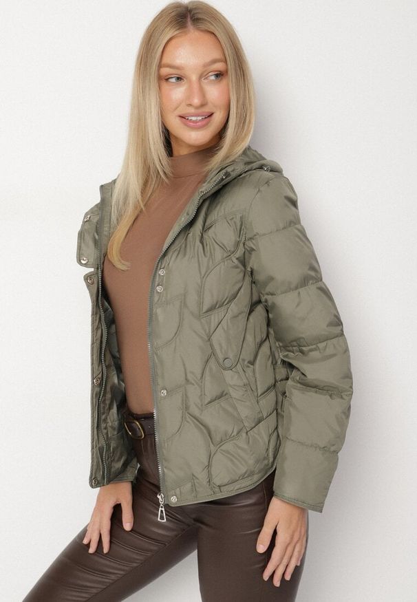 Born2be - Jasnozielona Przejściowa Kurtka z Oryginalnym Pikowaniem i Kapturem Aruvitte. Okazja: na co dzień, na spacer. Kolor: zielony. Materiał: jeans, poliester. Styl: casual