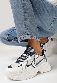 Born2be - Biało-Niebieskie Sneakersy ze Wstawkami z Metalicznej Ekoskóry i Ozdobnymi Przeszyciami Mirael. Kolor: biały #1