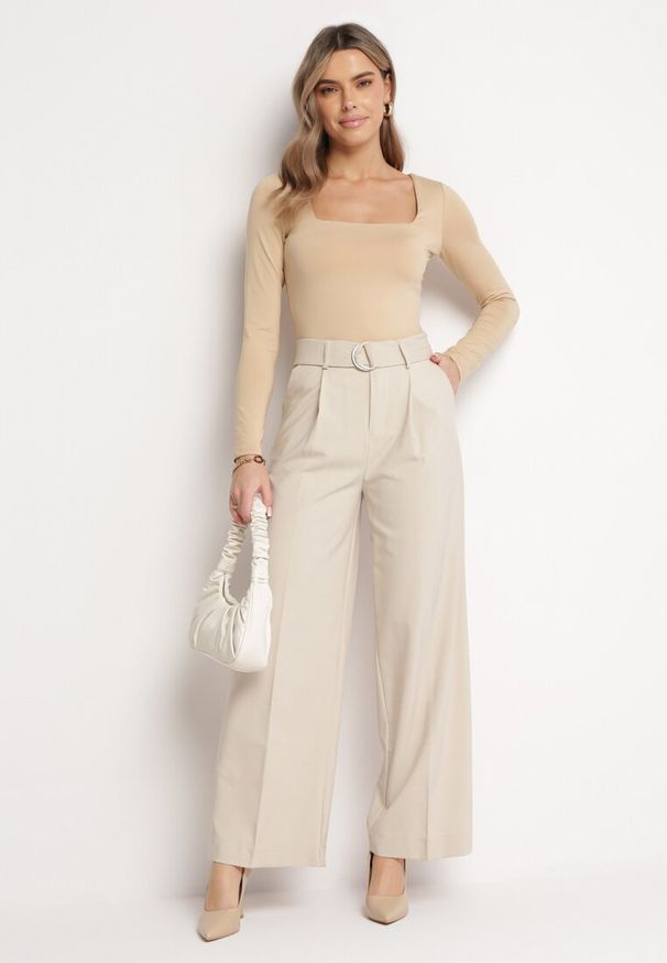 Born2be - Beżowe Szerokie Spodnie i Materiałowym Paskiem z Metalową Klamrą Sintia. Kolor: beżowy. Materiał: materiał