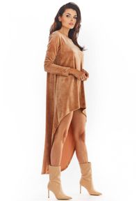 Awama - Welurowa trapezowa sukienka z asymetrycznym dołem. Materiał: welur. Długość rękawa: długi rękaw. Typ sukienki: trapezowe, asymetryczne #3