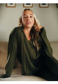 Reserved - Sweter polo z wełną - oliwkowy. Typ kołnierza: polo. Kolor: oliwkowy. Materiał: wełna #1