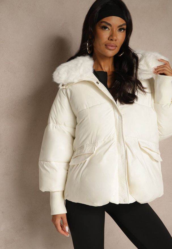 Renee - Biała Pikowana Kurtka Oversize z Futerkiem i Wysokimi Ściągaczami Nalinessa. Okazja: na spacer. Kolor: biały. Materiał: futro. Długość rękawa: długi rękaw. Długość: długie. Sezon: zima