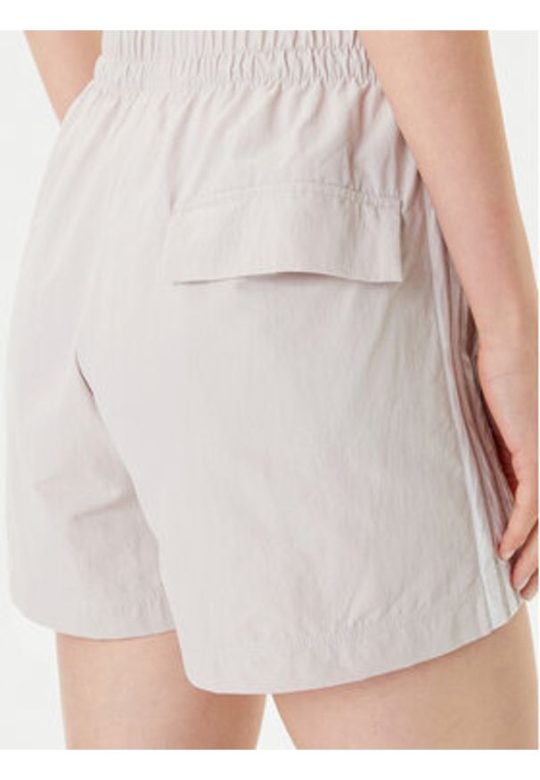 Adidas - adidas Szorty sportowe Essentials 3-Stripes JC8165 Beżowy Loose Fit. Kolor: beżowy. Materiał: syntetyk