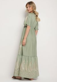 Born2be - Zielona Kopertowa Sukienka z Wiskozy Zdobiona Frędzlami i Metalicznym Haftem Redeirae. Okazja: na spacer, na co dzień. Typ kołnierza: dekolt w serek. Kolor: zielony. Materiał: wiskoza. Wzór: aplikacja, haft. Typ sukienki: kopertowe. Styl: casual, klasyczny #5