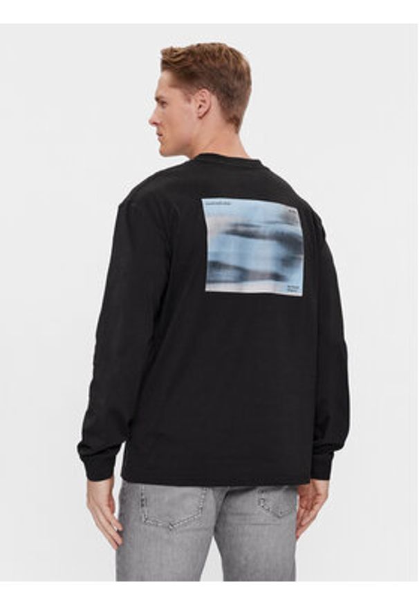 Calvin Klein Jeans Longsleeve Spray J30J324642 Czarny Relaxed Fit. Kolor: czarny. Materiał: bawełna. Długość rękawa: długi rękaw