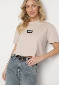 Born2be - Ciemnobeżowy Bawełniany T-shirt Crop Top z Naszywką Adivios. Okazja: na co dzień. Kolor: beżowy. Materiał: bawełna. Długość: krótkie. Wzór: aplikacja. Styl: casual, elegancki #7