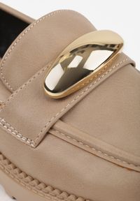 Born2be - Ciemnobeżowe Mokasyny Vices ze Skórzaną Wkładką i Metaliczną Ozdobą Anlee. Okazja: na co dzień. Kolor: beżowy. Materiał: skóra. Wzór: aplikacja. Styl: casual #2