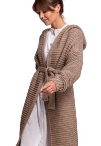 Polskie swetry - Długi sweter z kapturem i paskiem ciepła gruba przędza chunky beżowy. Typ kołnierza: kaptur. Kolor: beżowy. Materiał: wełna. Długość: długie #1