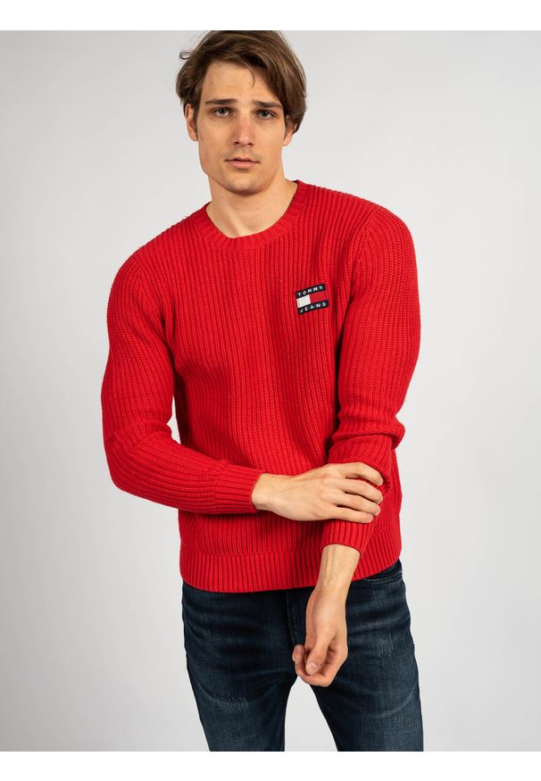 TOMMY HILFIGER - Tommy Jeans Sweter | DM0DM07418 | Mężczyzna | Czerwony. Okazja: na co dzień. Kolor: czerwony. Materiał: wełna, poliamid, bawełna. Wzór: aplikacja, ze splotem. Styl: casual