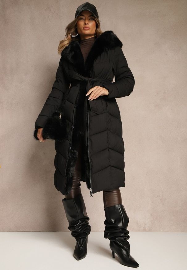 Renee - Czarna Kurtka z Pikowanymi Przeszyciami Futerkiem i Paskiem Serapella. Okazja: na spacer, na imprezę. Kolor: czarny. Materiał: futro