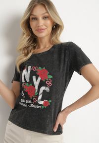 Born2be - Czarny T-shirt z Bawełny Ozdobiony Napisami i Kwiatami Savierele. Okazja: na co dzień. Kolor: czarny. Materiał: bawełna. Wzór: napisy, aplikacja, kwiaty. Styl: klasyczny, casual #4