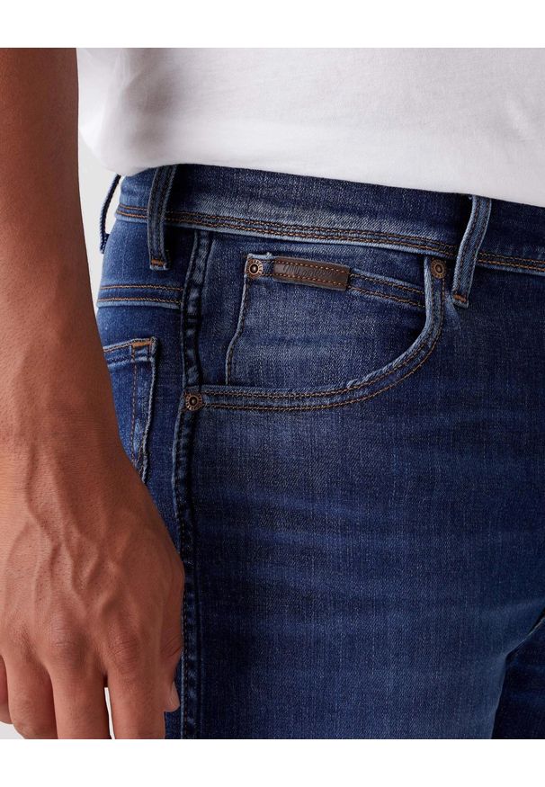Wrangler - SPODNIE MĘSKIE WRANGLER TEXAS SLIM VELVERY BLUE W12SAO91Y 112126501