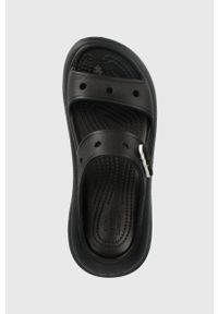 Crocs klapki Classic Crush Sandal damskie kolor czarny na platformie 207670 207670.001-001. Kolor: czarny. Materiał: materiał, guma. Wzór: gładki. Obcas: na platformie #2