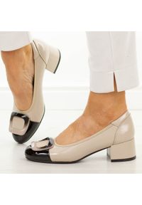 POTOCKI - Beżowe czółenka damskie na obcasie Potocki 12807. Okazja: na ślub cywilny, na wesele, na imprezę. Nosek buta: okrągły. Kolor: beżowy. Szerokość cholewki: normalna. Wzór: aplikacja. Materiał: skóra, lakier. Sezon: wiosna, jesień, lato. Obcas: na obcasie. Styl: elegancki, klasyczny, wizytowy. Wysokość obcasa: niski #1