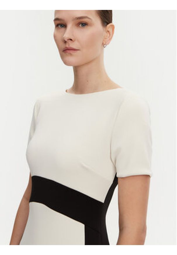 Calvin Klein Sukienka koktajlowa K20K208161 Écru Slim Fit. Kolor: kremowy. Materiał: syntetyk. Styl: wizytowy