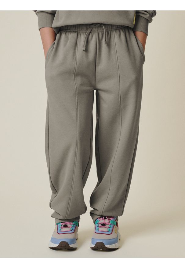 4f - 4F Spodnie dresowe z szerokimi nogawkami dziewczęce - beżowe 158/164 (12-14 lat). Okazja: na spacer, na co dzień, na uczelnię. Kolor: beżowy. Materiał: dresówka. Sezon: lato. Styl: casual