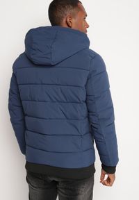 Born2be - Granatowa Pikowana Kurtka z Odpinanym Kapturem i Kieszeniami Savantria. Okazja: na co dzień. Kolor: niebieski. Materiał: jeans. Długość rękawa: długi rękaw. Długość: długie. Styl: casual, elegancki #6