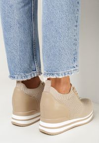 Born2be - Ciemnobeżowe Sneakersy na Koturnie z Wiązaniem Kainusse. Kolor: beżowy. Obcas: na koturnie #4