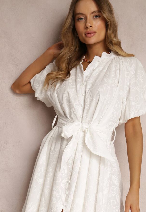 Renee - Biała Sukienka z Bawełny Halpy. Okazja: na imprezę. Kolor: biały. Materiał: bawełna. Wzór: haft. Sezon: lato, wiosna. Styl: elegancki, klasyczny. Długość: mini