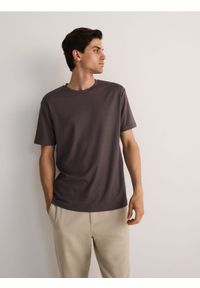 Reserved - T-shirt regular z wiskozą - ciemnoszary. Kolor: szary. Materiał: wiskoza