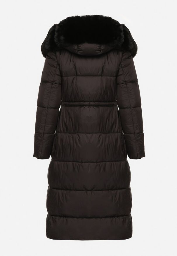 Born2be - Czarna Długa Kurtka Puchowa z Pikowanymi Przeszyciami i Kapturem z Futrem Zevea. Okazja: na co dzień, na spacer. Kolor: czarny. Materiał: puch, futro. Długość: długie. Styl: casual, elegancki