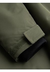 Ombre Clothing - Ocieplana długa kurtka męska z odblaskowymi elementami – oliwkowa V3 - Rozmiar: S. Typ kołnierza: kołnierzyk stójkowy, kaptur. Kolor: oliwkowy. Materiał: guma, syntetyk, poliester, materiał. Długość: długie. Wzór: aplikacja, nadruk #2