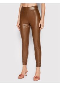 Guess Spodnie z imitacji skóry W2YB16 WEPI0 Brązowy Slim Fit. Kolor: brązowy. Materiał: syntetyk, skóra #1