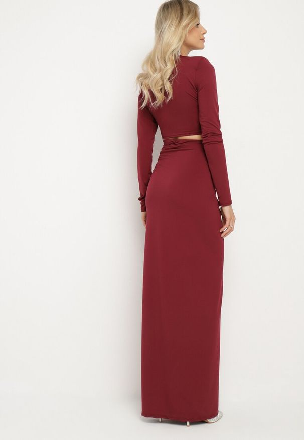 Born2be - Bordowa Sukienka Koktajlowa Ozdobiona Wycięciem Marszczeniem w Talii i Rozcięciem na Nogę Ilizia. Okazja: na imprezę. Kolor: czerwony. Wzór: aplikacja. Typ sukienki: proste. Styl: wizytowy