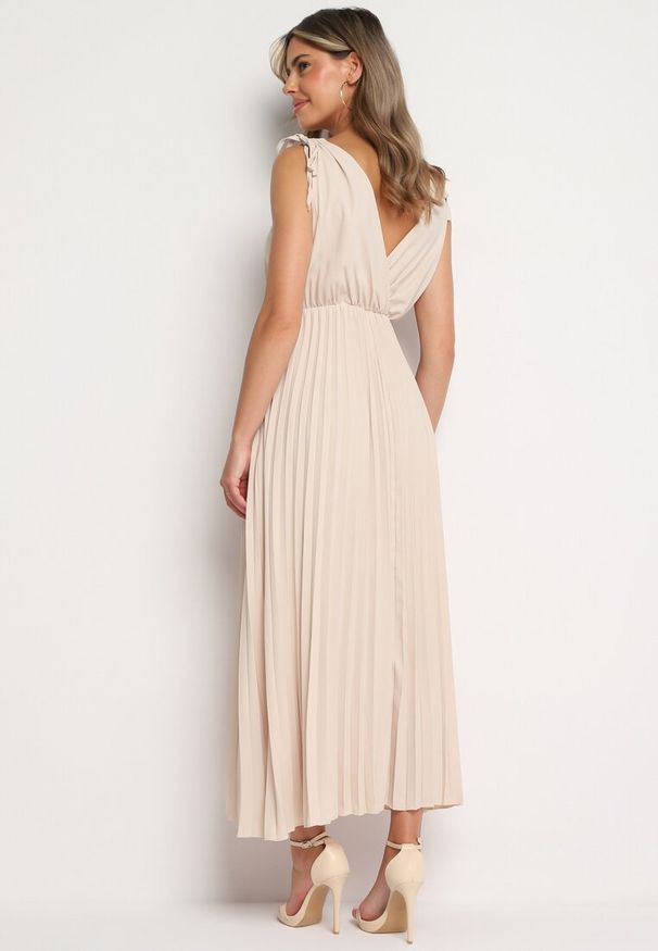 Born2be - Beżowa Plisowana Sukienka z Bawełną i Wiskozą o Rozkloszowanym Kroju z Gumką w Talii Xefia. Okazja: na co dzień, na spotkanie biznesowe. Kolor: beżowy. Materiał: bawełna, wiskoza. Sezon: wiosna, lato. Styl: biznesowy, klasyczny, casual