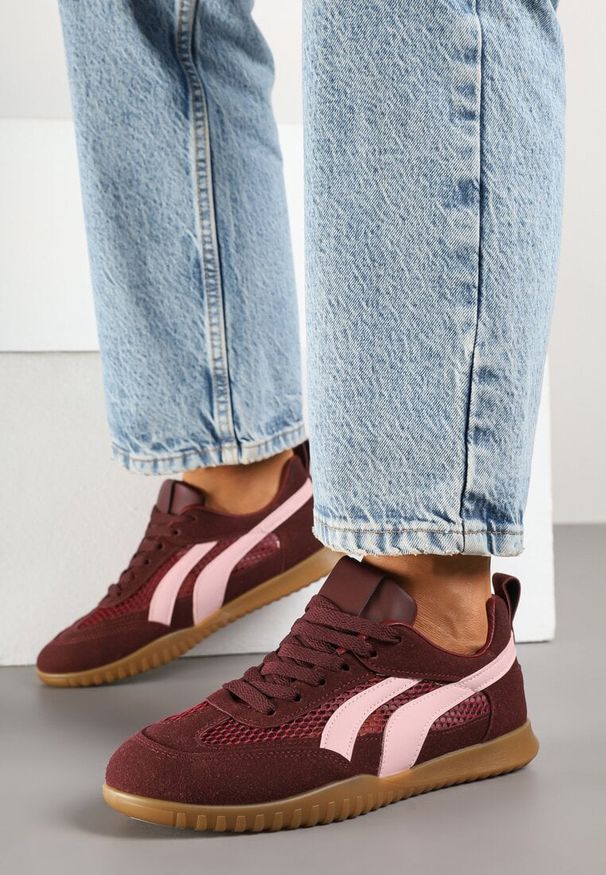 Renee - Bordowe Sneakersy Tenisówki z Geometrycznym Motywem Amotheira. Okazja: na co dzień. Kolor: czerwony. Materiał: jeans. Wzór: geometria. Obcas: na płaskiej podeszwie