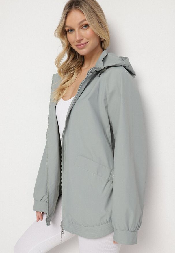 Born2be - Jasnozielona Kurtka Parka o Pudełkowym Kroju ze Ściągaczem w Talii i Kapturem Sesoliena. Okazja: na co dzień, na spacer. Kolor: zielony. Materiał: jeans. Długość rękawa: długi rękaw. Długość: długie. Styl: elegancki, casual
