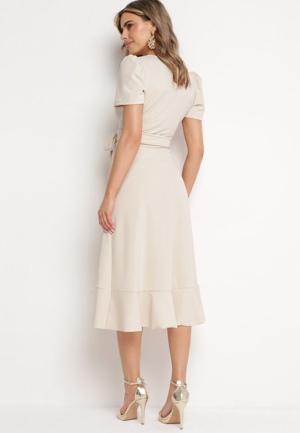 Born2be - Beżowa Sukienka Taliowana z Kopertowym Dekoltem i Falbanką Tatania. Okazja: na co dzień. Kolor: beżowy. Długość rękawa: krótki rękaw. Typ sukienki: kopertowe. Styl: elegancki, casual, klasyczny