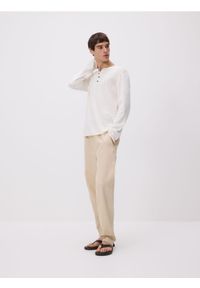 Reserved - Sweter henley - złamana biel. Typ kołnierza: typu henley. Materiał: len, dzianina #1