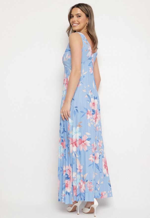 Born2be - Niebieska Sukienka o Rozkloszowanym Kroju z Plisami i Dekoltem w Serek Nitolina. Okazja: na spacer, na co dzień. Typ kołnierza: dekolt w serek. Kolor: niebieski. Materiał: jeans. Długość rękawa: na ramiączkach. Typ sukienki: rozkloszowane. Styl: casual