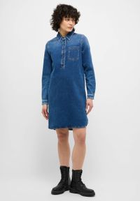 Damska Sukienka Mini Mustang Style Aloha Henley Dress Denim Blue 1015584 5000 701. Typ kołnierza: typu henley. Materiał: denim. Długość: mini #7