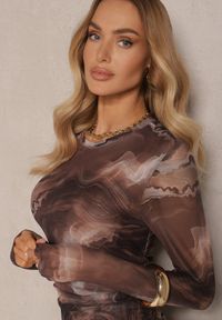 Renee - Brązowa Dopasowana Sukienka z Siateczkowego Materiału z Wiskozą Zdobiona Rozcięciem Naliriel. Kolor: brązowy. Materiał: materiał, wiskoza. Długość rękawa: długi rękaw. Wzór: aplikacja. Styl: elegancki #5