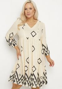Born2be - Jasnobeżowa Bawełniana Sukienka Pudełkowa w Geometryczny Wzór Claradina. Kolekcja: plus size. Kolor: beżowy. Materiał: bawełna. Wzór: geometria. Typ sukienki: dla puszystych. Styl: elegancki