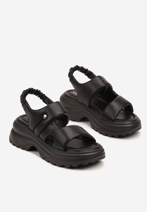Renee - Czarne Sandały Typu Chunky na Tłoczonej Podeszwie Saneora. Okazja: na spacer. Zapięcie: pasek. Kolor: czarny. Materiał: jeans. Obcas: na obcasie. Styl: elegancki. Wysokość obcasa: średni