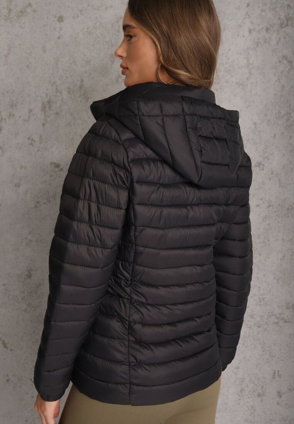 Renee - Czarna Pikowana Kurtka Przejściowa z Kapturem z Możliwością Odpięcia Feziel. Typ kołnierza: kaptur. Kolor: czarny. Materiał: jeans. Styl: elegancki